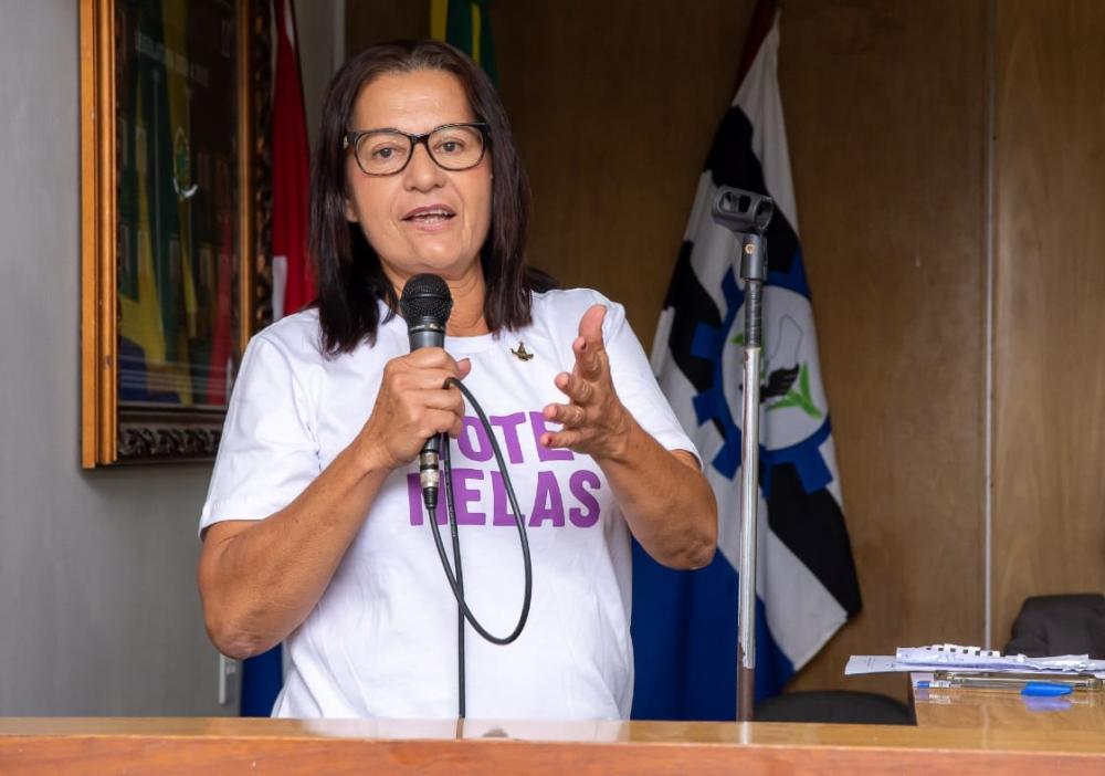 Vereadora Neide Miranda surante sessão da Câmara de Atalaia. Foto: Alberto Vicente