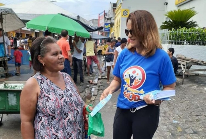 Secretária Rosângela Maria participa de panfleagem na Feira Livre do centro de Atalaia.