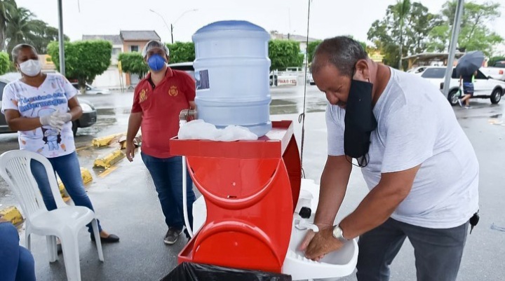Pia móvel na feira livre do bairro José Paulino.