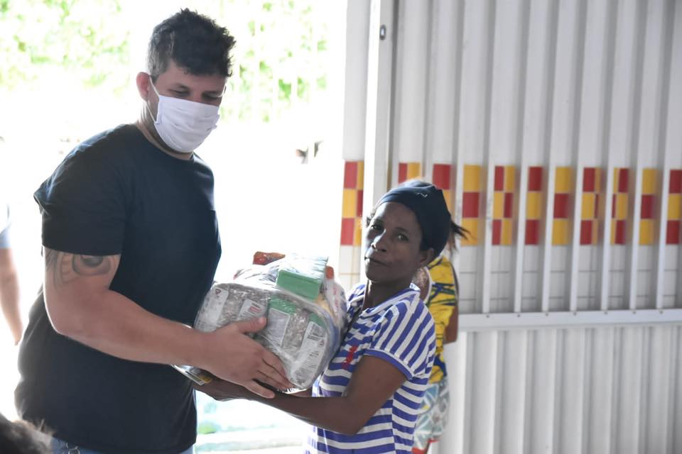 Entrega de cestas básicas inicia pelo Povoado Genipapeiro.