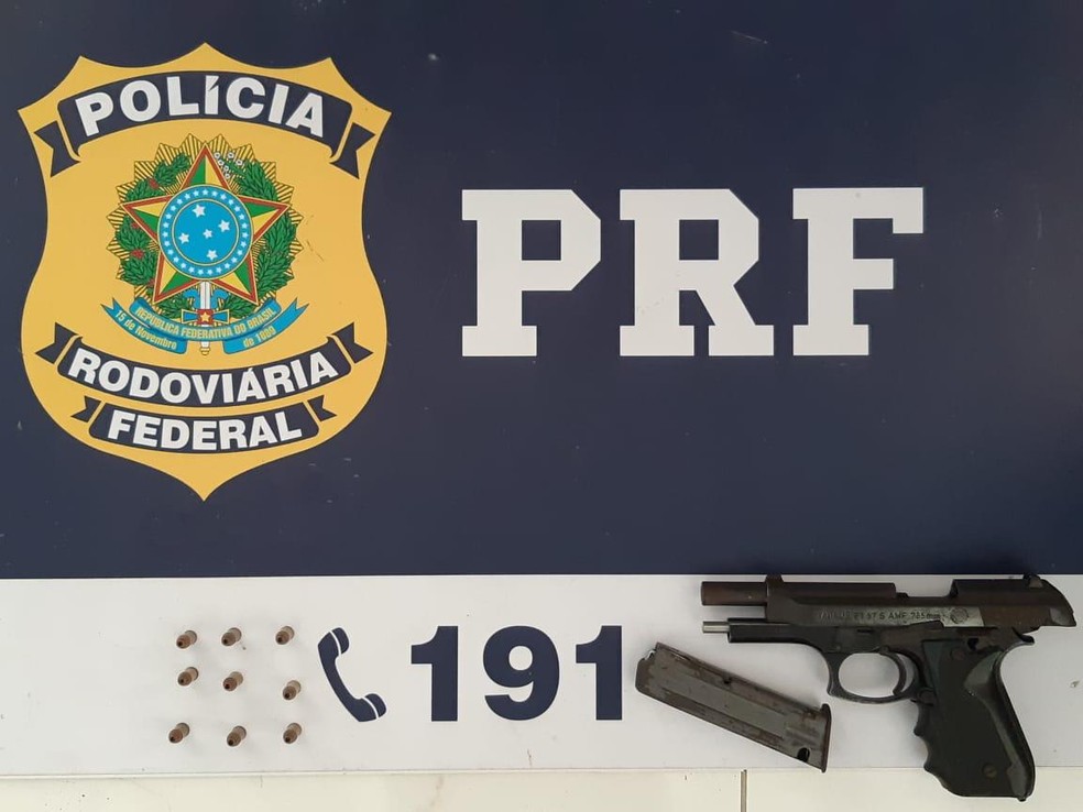 Arma apreendida na ação com o grupo — Foto: PRF