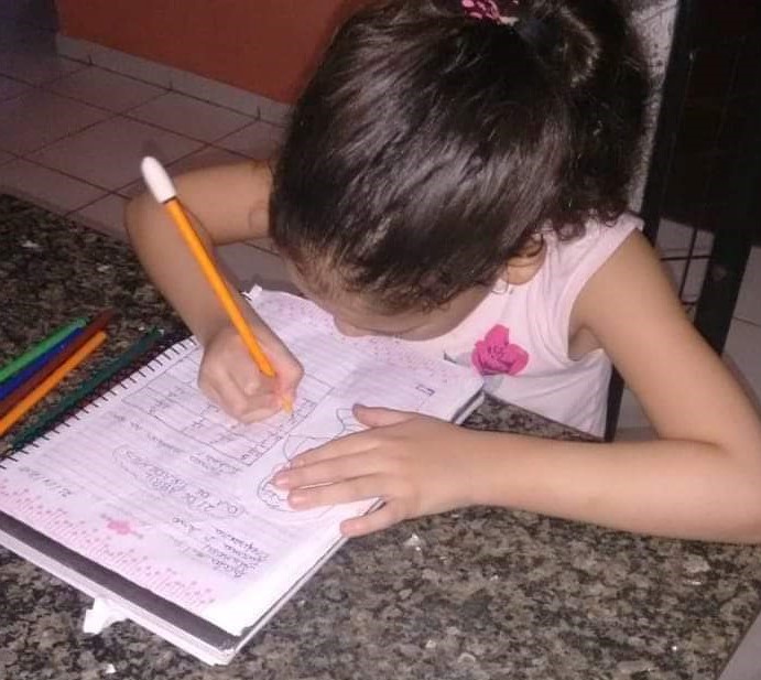 Alunos da rede municipal estão tendo aula em casa durante esse período de isolamento social.