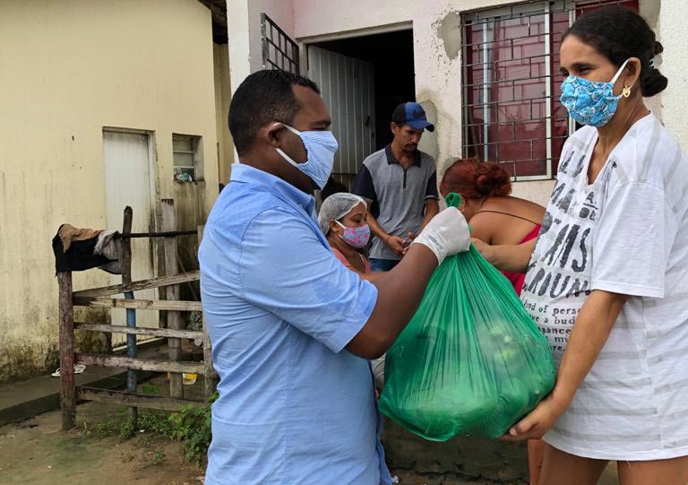 Alimentos foram entregues para famílias carentes do município.