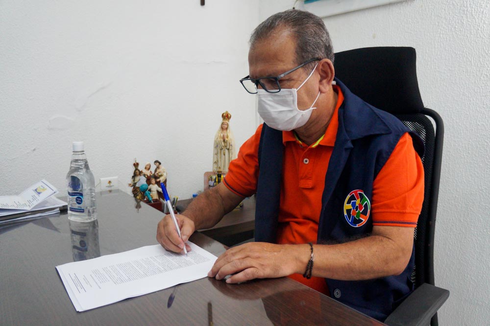 Prefeito Chico Vigário em seu gabinete. 