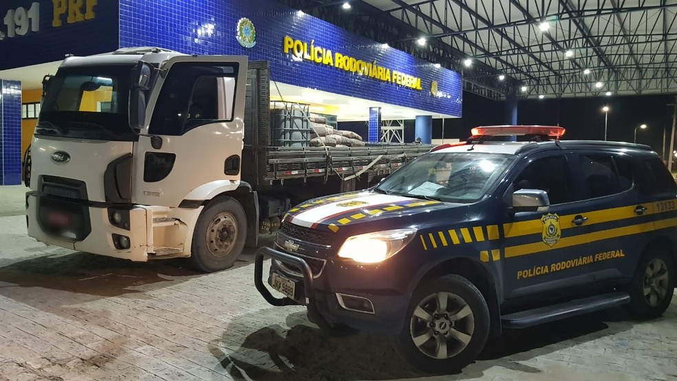 Policiais apreenderam caminhão roubado na BR-316, em Atalaia, AL — Foto: PRF