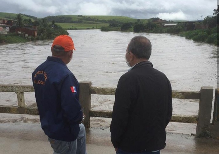 Secretário de Defesa Civil MAssilon Mendes e prefeito Chico Vigário, observam aumento do nível do Rio Paraíba.