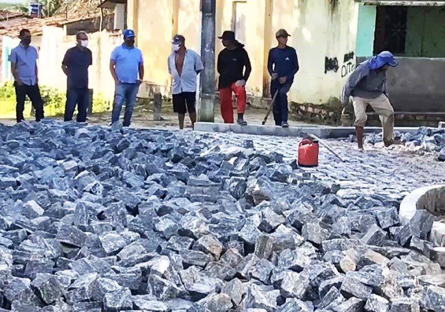 Chico Vigário acompanha andamento de obra de pavimentação no município.