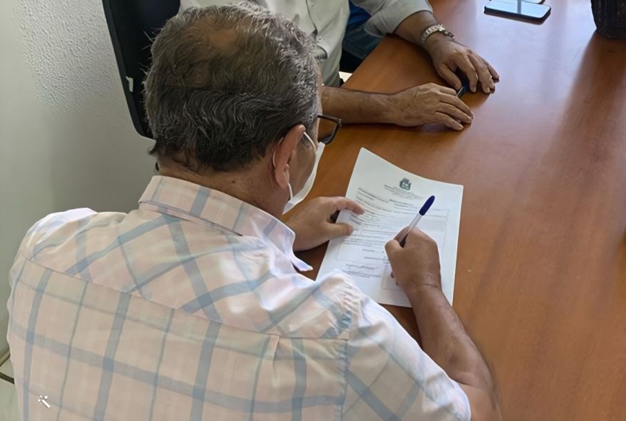 Prefeito Chico Vigário assina ordem de serviço para reforma da Escola Antônio Amâncio.