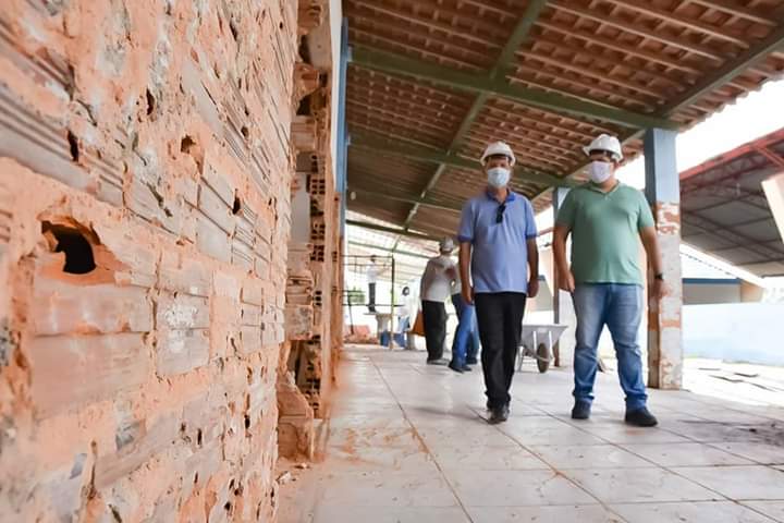 Prefeito visita as obras na Escola Municipal Antônio Amâncio. 
