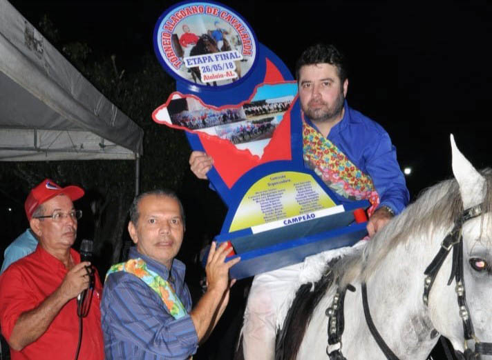 Prefeito Chico Vigário entrega o trófeu ao grande campeão