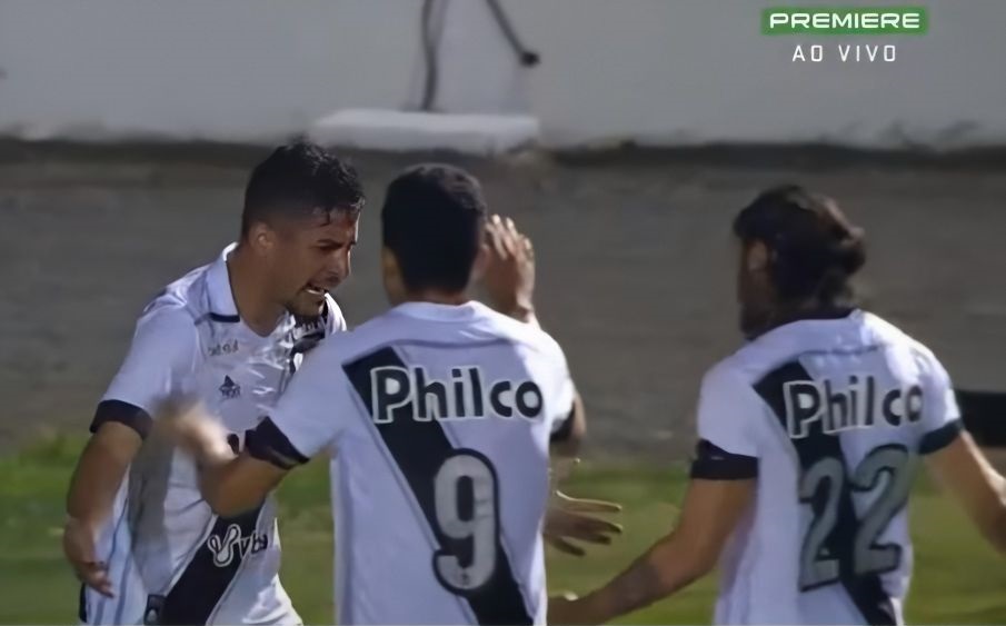 Neto Moura comemora seu gol na partida.