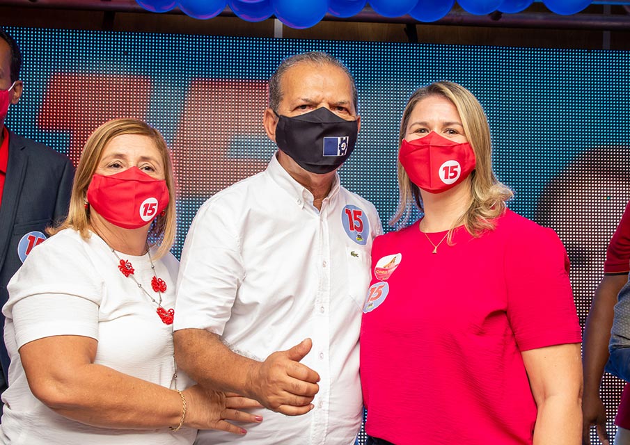 Chris Torres ao lado do prefeito Chico Vigário e da primeira-dama Rosiane Vigário.