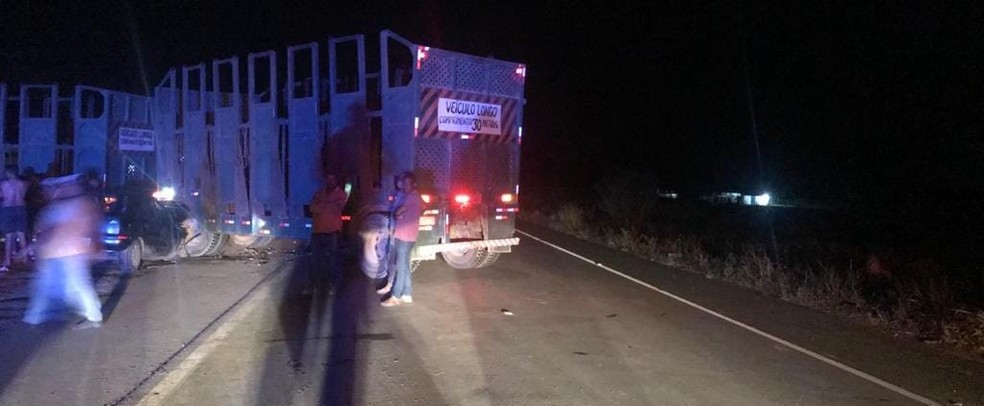 Colisão entre carro e caminhão deixa duas pessoas feridas em Atalaia, AL — Foto: Ascom/ PRF