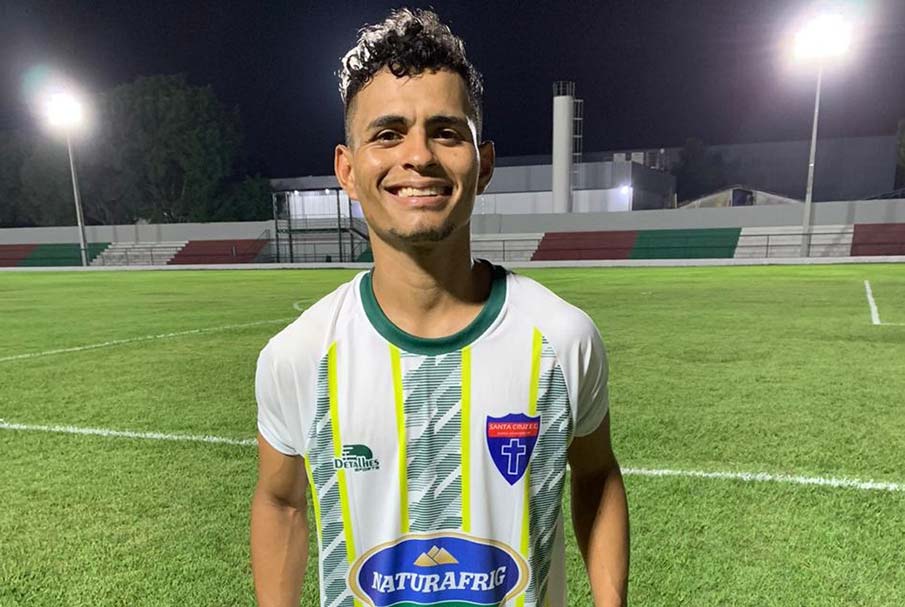 Eduardo com a camisa do Santa Cruz da Barra dos Bugres