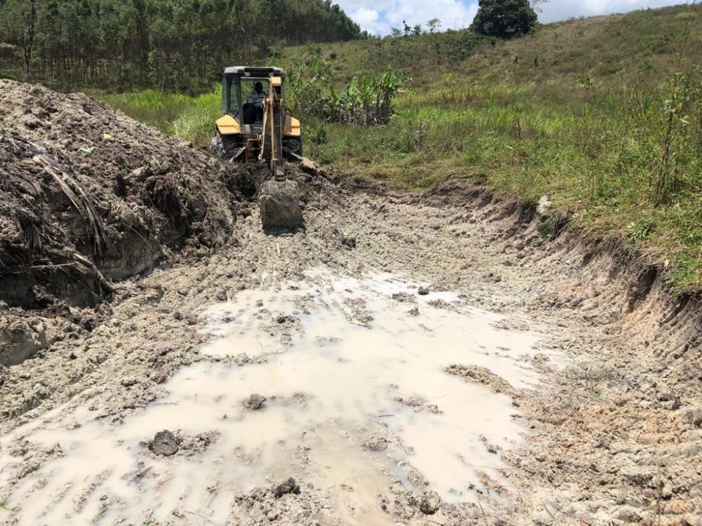 Máquinas trabalham na escavação de tanques na zona rural do município.
