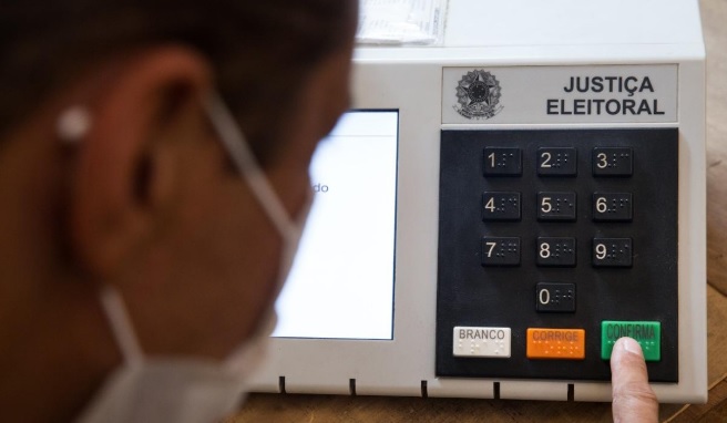 Uso da máscara é obrigatório para votar.