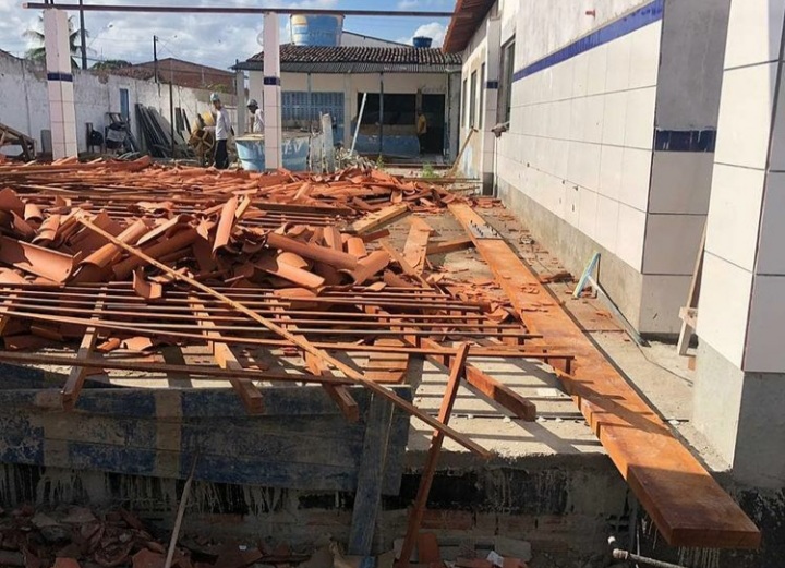 A nova estrutura do galpão estava sendo construída por uma empresa contratada por meio de licitação.