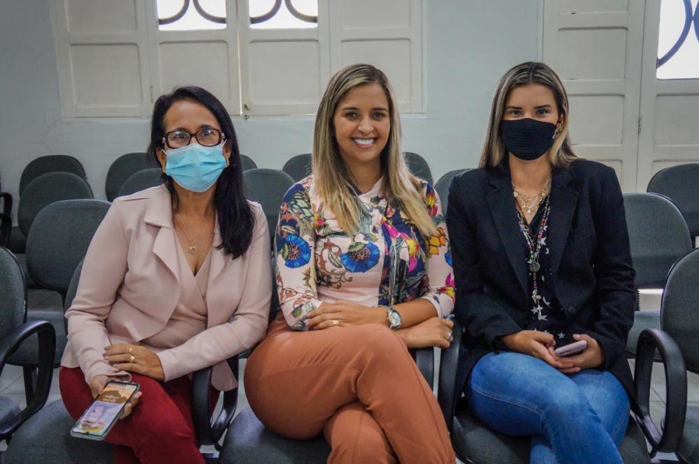 Vereadora Janaína do Cal, vereadora Camyla Brasil e prefeita eleita Ceci Rocha. Foto: Phablo Monteiro 