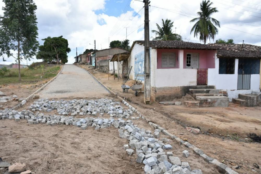 Obra de calçamento da Rua da Poeira no bairro José Paulino. Foto: Alberto Vicente