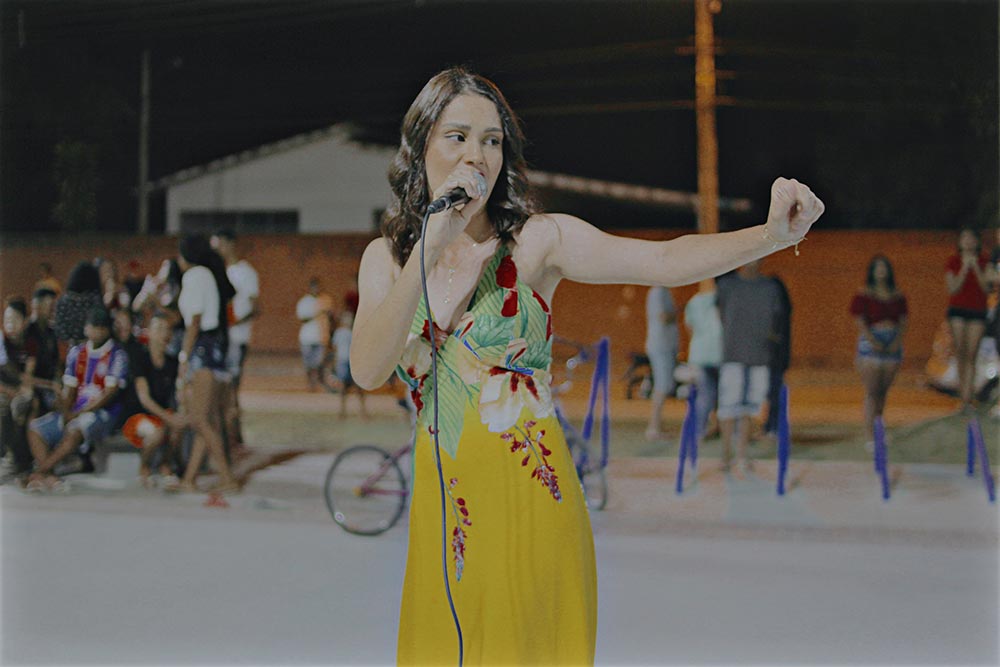 A cantora Alice Vieira se apresentando no encontro musical.