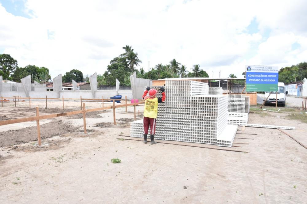 Povoado Olhos D'água está um canteiro de obras.