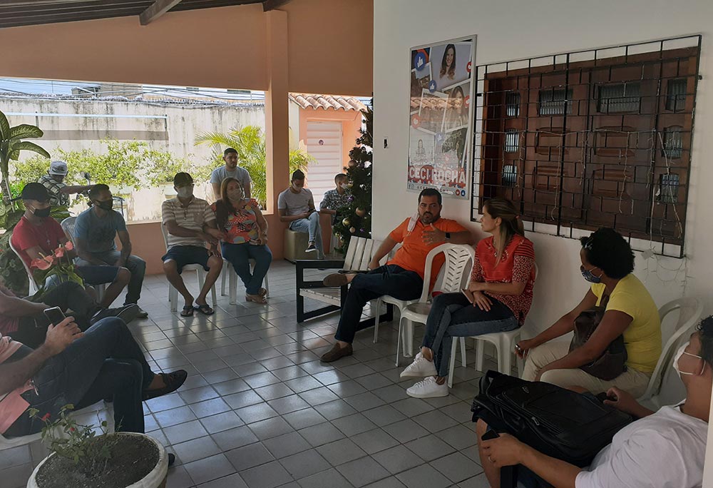 Artistas se reúnem com a prefeita eleita Ceci Rocha.