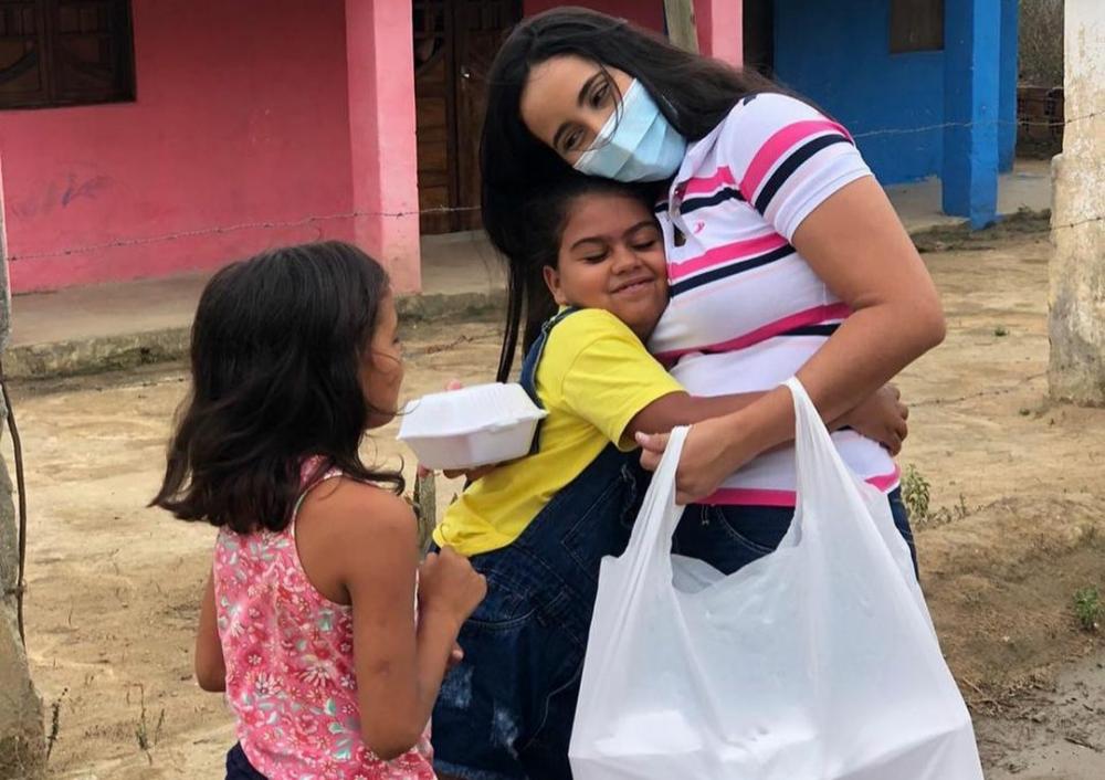 Lays Melo comemorou aniversário levando alegria para crianças da Sucupira e Vila Davi.
