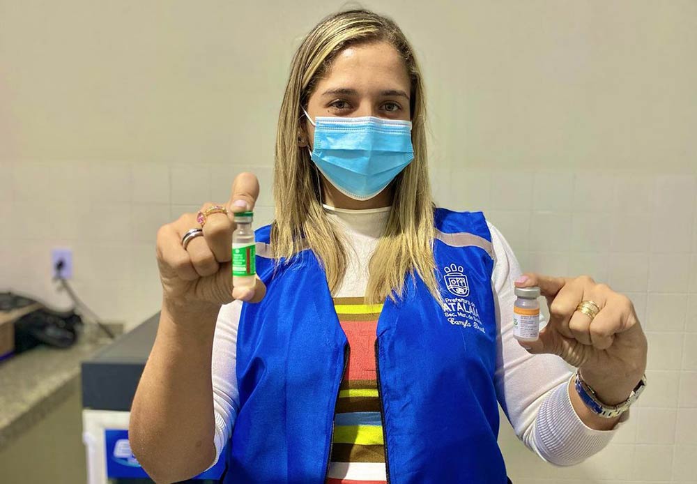Secretária municipal de Saúde, Camyla Brasil recebe as doses da vacina contra a Covid-19 destinadas ao município de Atalaia.