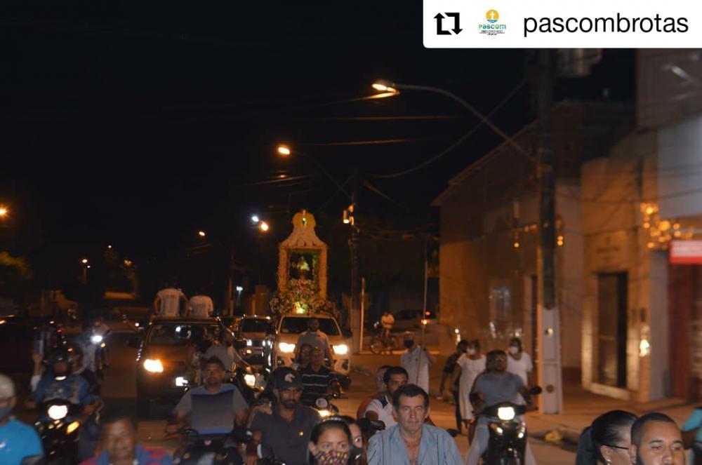 Procissão automobilística em homenagem a Nossa Senhora das Brotas.