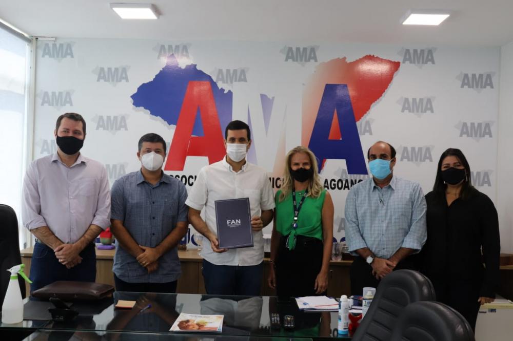 Presidente da AMA, Hugo Wanderley, durante renovação das parcerias.