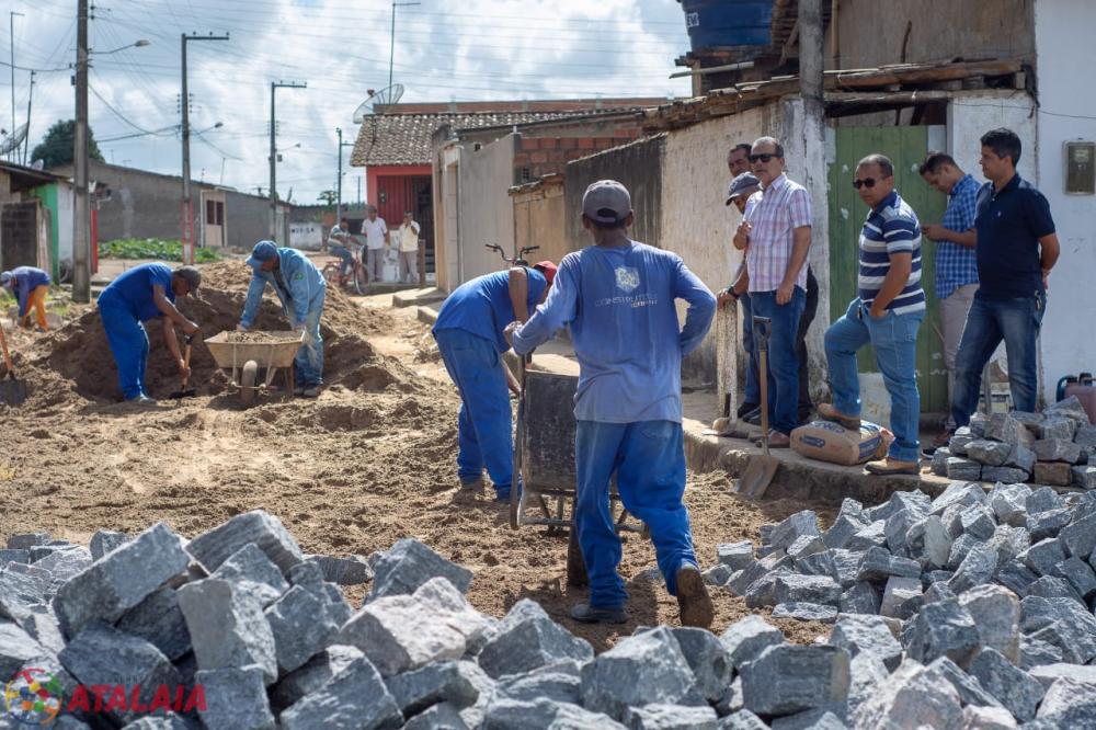 Prefeito Chico Vigário acompanha o inicio das obras no Distrito Santo Antônio.