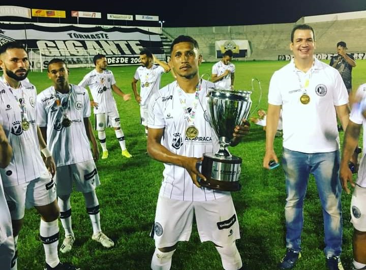 Lateral-direito Jonas é campeão da Copa Alagoas com o ASA.