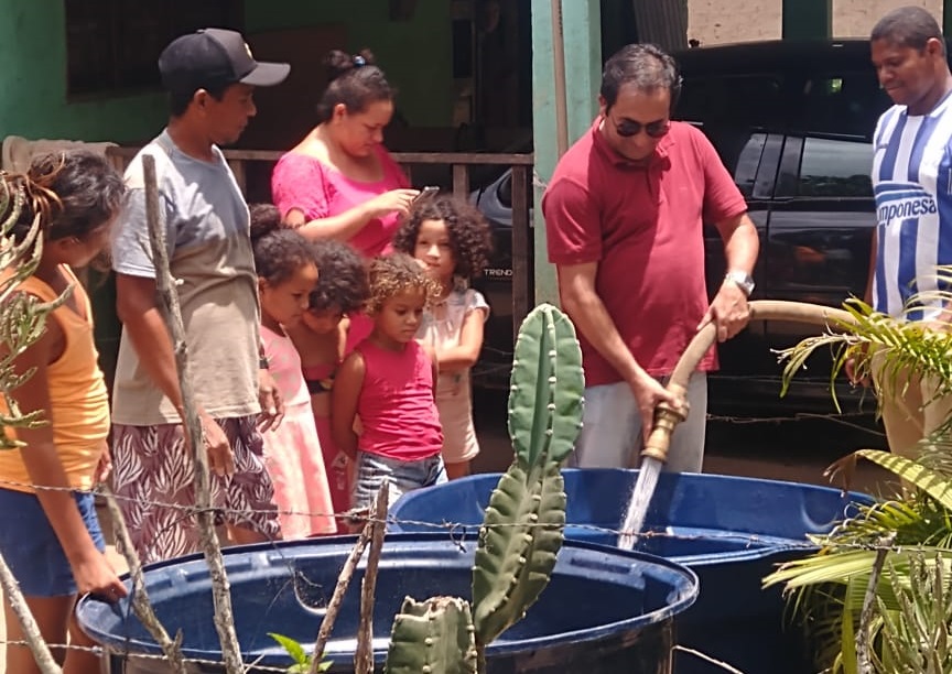 Neto Acioli acompanhou o abastecimento de água nas residências.