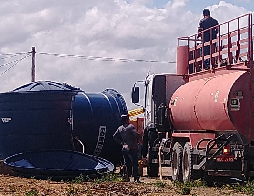 Caminhão-pipa abastece os reservatórios do Acampamento Marielle Franco.