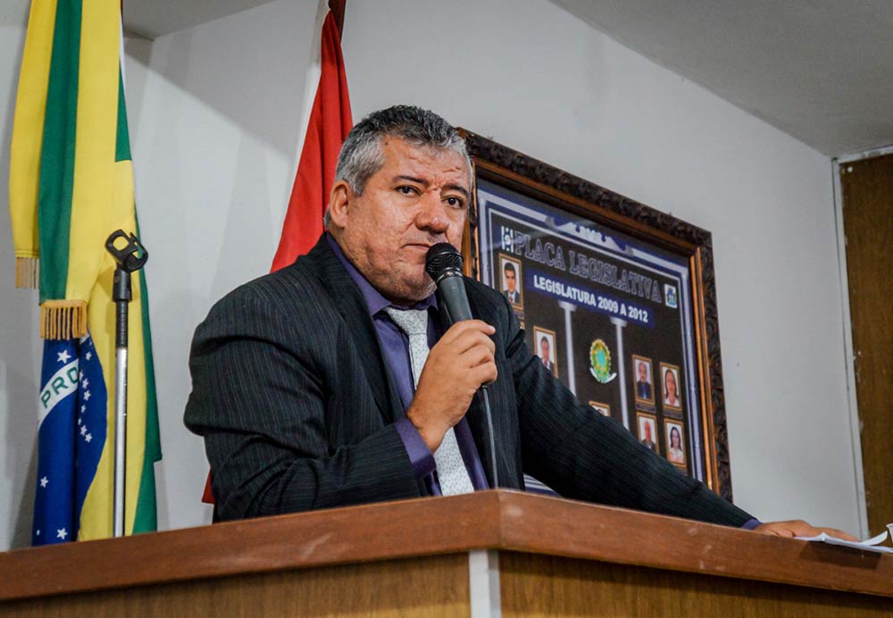 Vereador Tacinho fazendo uso da Tribuna da Câmara Municipal de Atalaia. Foto: Atalaia Pop.