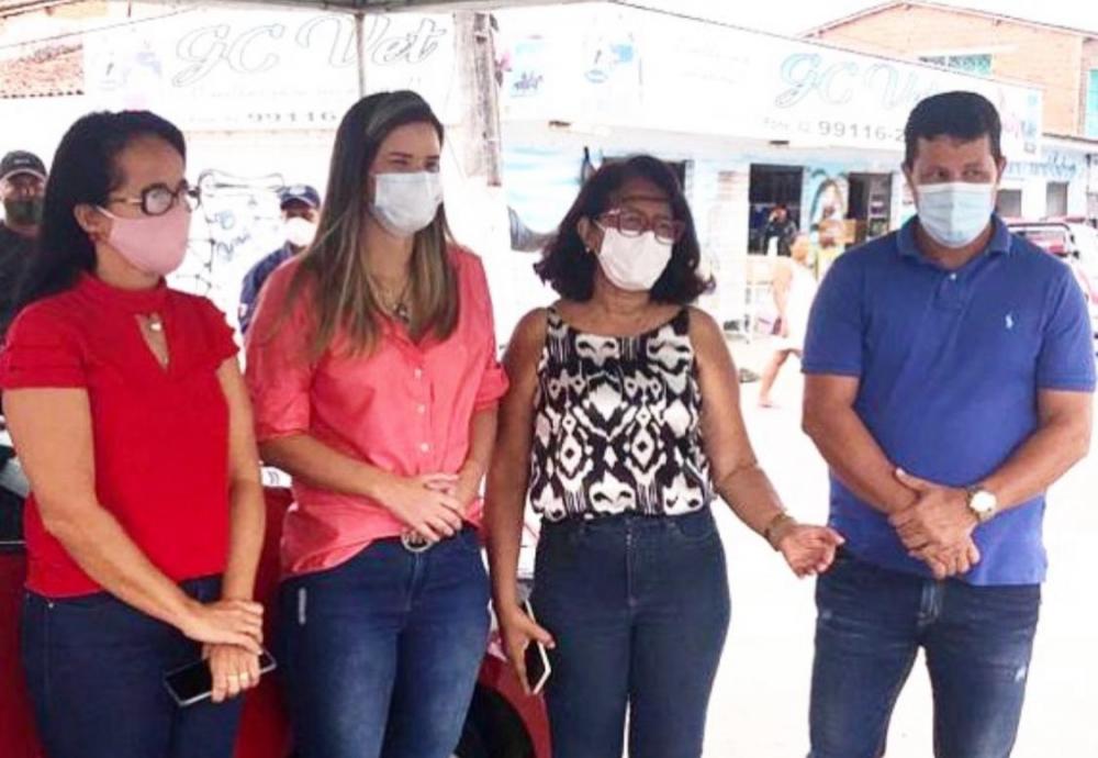 Anderson Medeiros acompanha o início da vacinação pelo sistema drive-thru em Atalaia.