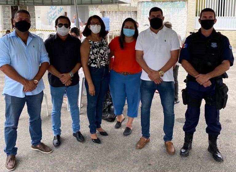 Vereadores acompanham início da vacinação pelo sistema drive thru. Foto: Divulgação.