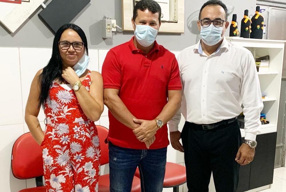 Anderson Medeiros, ao lado do Pastor Edson Oliveira e Selma Costa. 