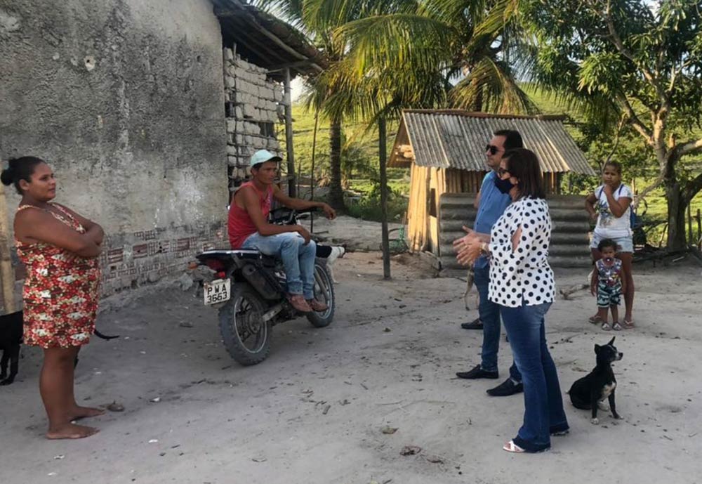 Vereador e secretária de Educação conversaram com os pais dos alunos.