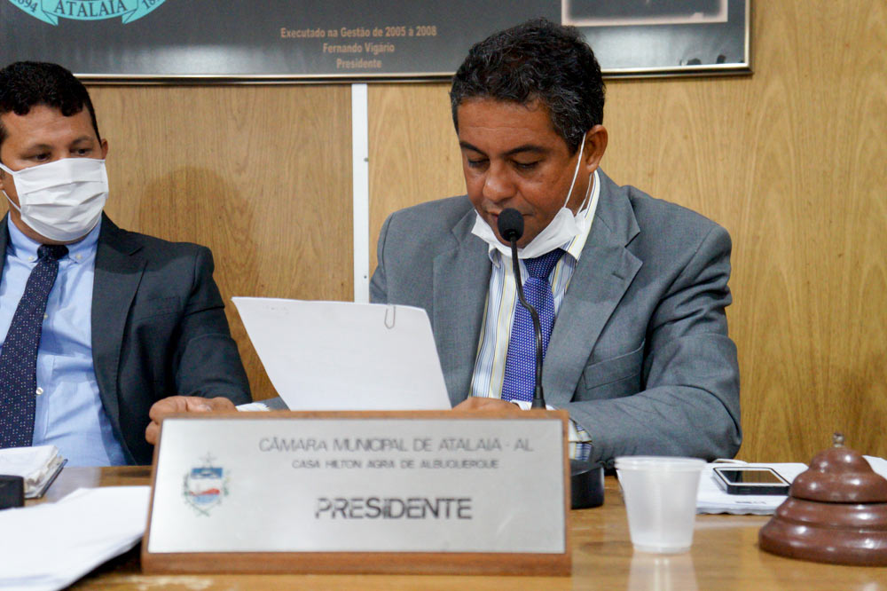 Vereador Cicinho, presidente da Casa, durante a sessão ordinária desta terça-feira (9). Foto: Atalaia Pop