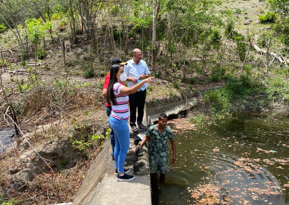 Vereadora Lays Melo acompanhando o trabalho do SAAE na análise química da água.