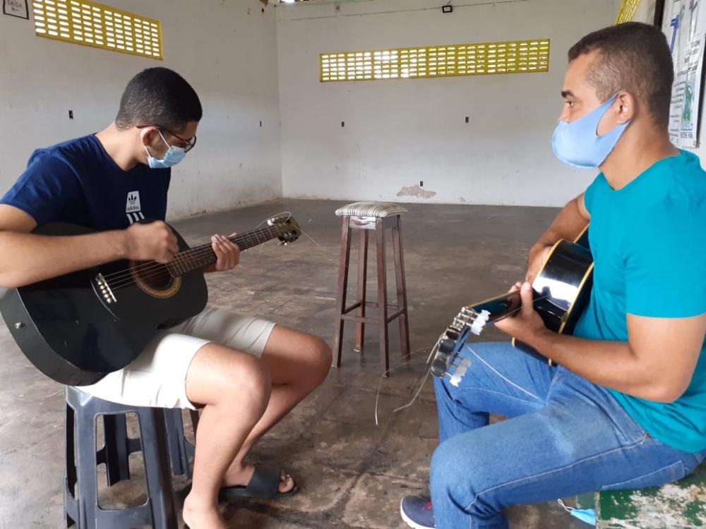 Professor Alan Oliveira ministrando aulas de violão n Casa de Cultura de Atalaia.