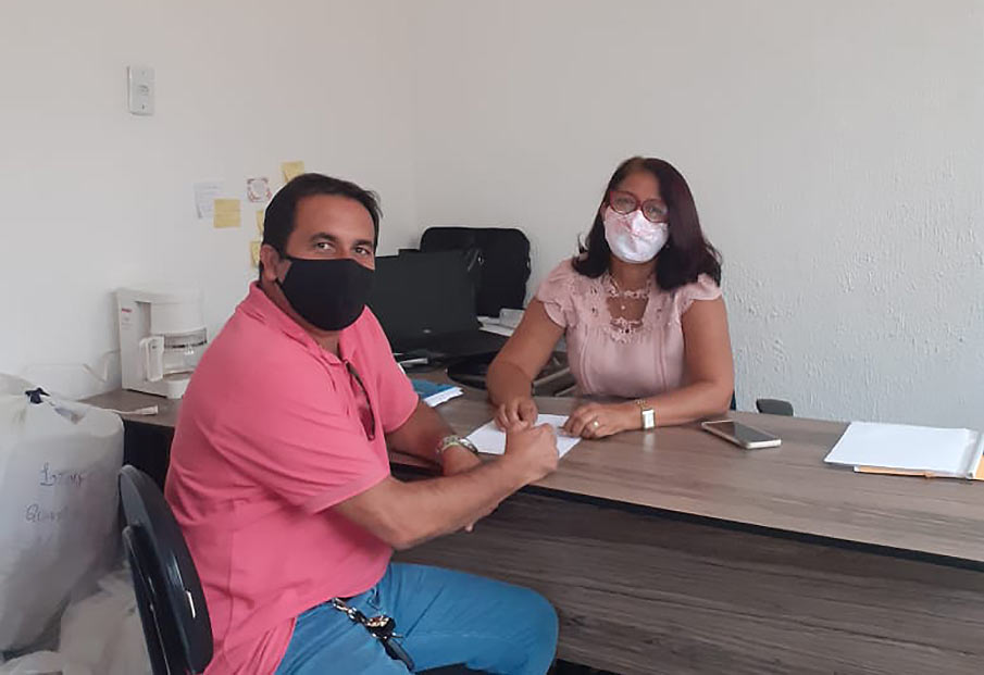 Vereador Neto Acioli e a secretária municipal de Saúde, Nilza Maria.