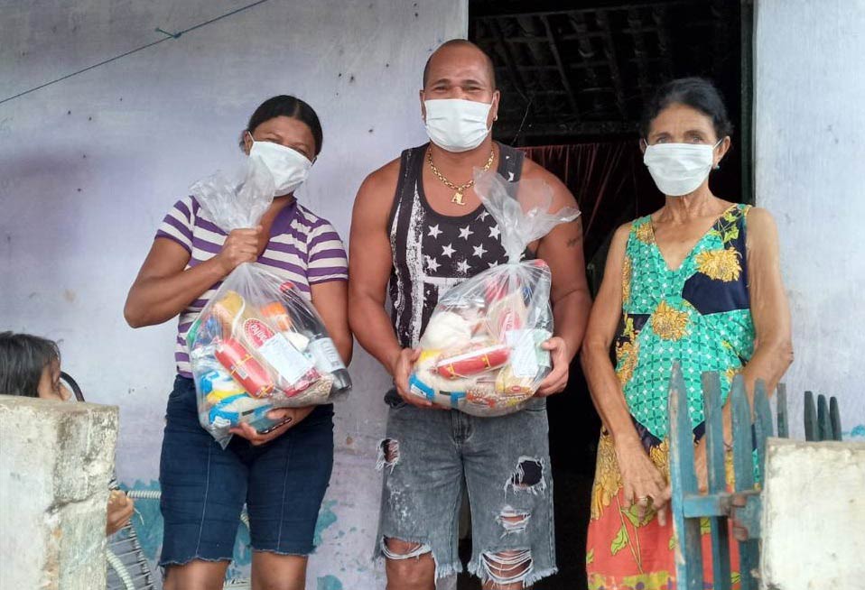 Chulapa fez doação de cestas básicas no Gavião, em Atalaia.