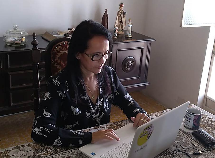 Vereadora Janaína do Cal participando da sessão ordinária desta terça-feira (30).