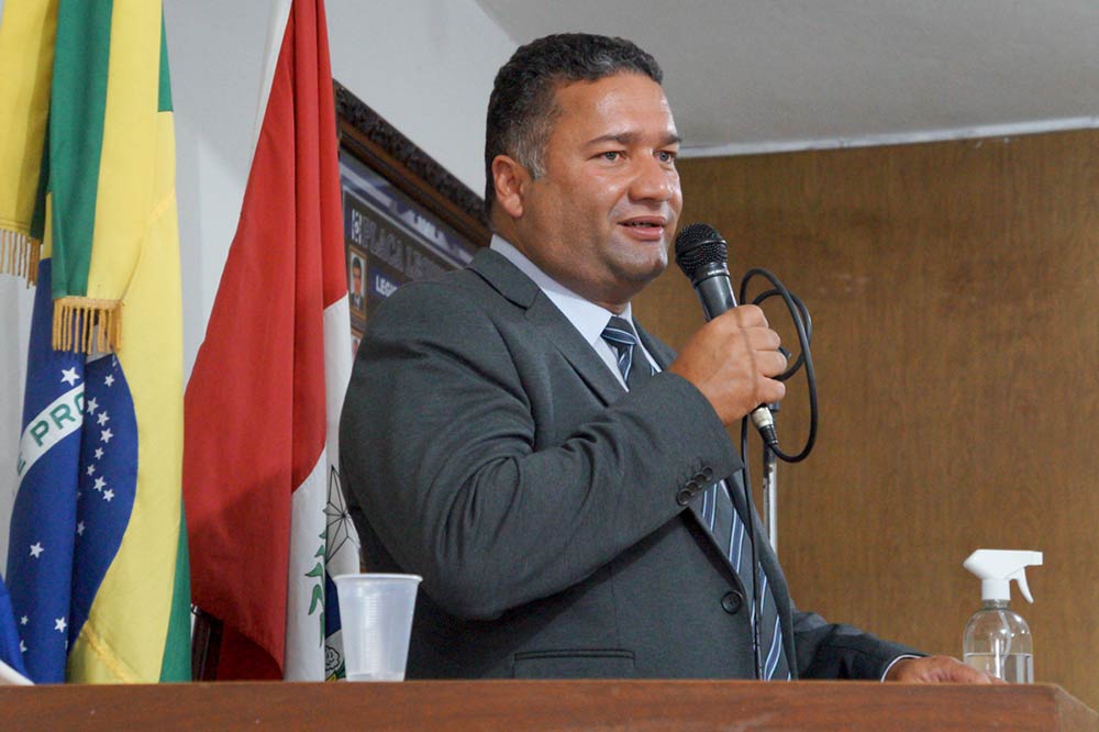 Vereador Toni Barros durante a sessão ordinária na Câmara de Atalaia.
