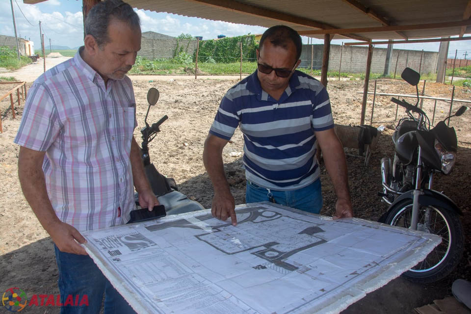 Prefeito Chico Vigário analisando o projeto da nova UBS dos Altos.