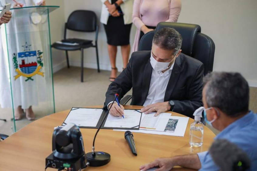 Governador Renan Filho assinando ordem de serviço de uma das mais importantes obras para a história de Atalaia.