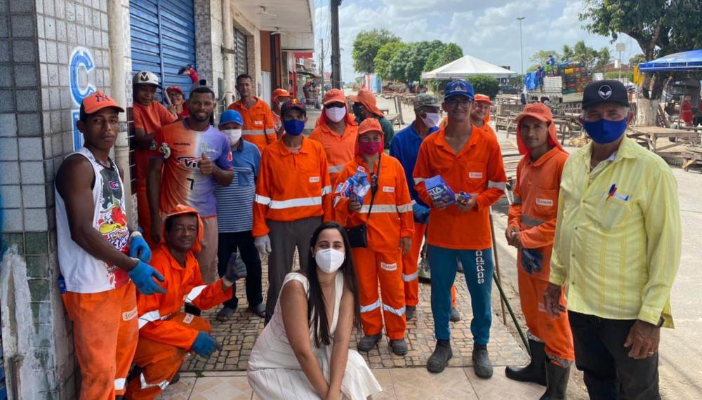 Lays Melo distribui chocolate para garis e margaridas de Atalaia. 