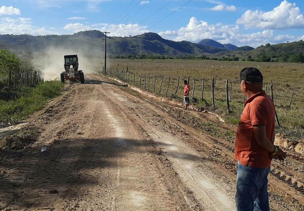 Marivaldo Souza acompanha trabalho de melhoria em estrada da zona rural de Atalaia.